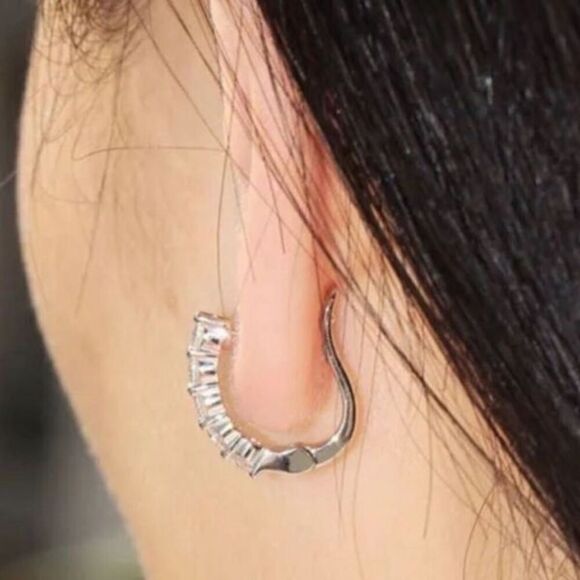 The Timeless Classic Brilliant mini hoop earrings in silver - Picture 3 of 6